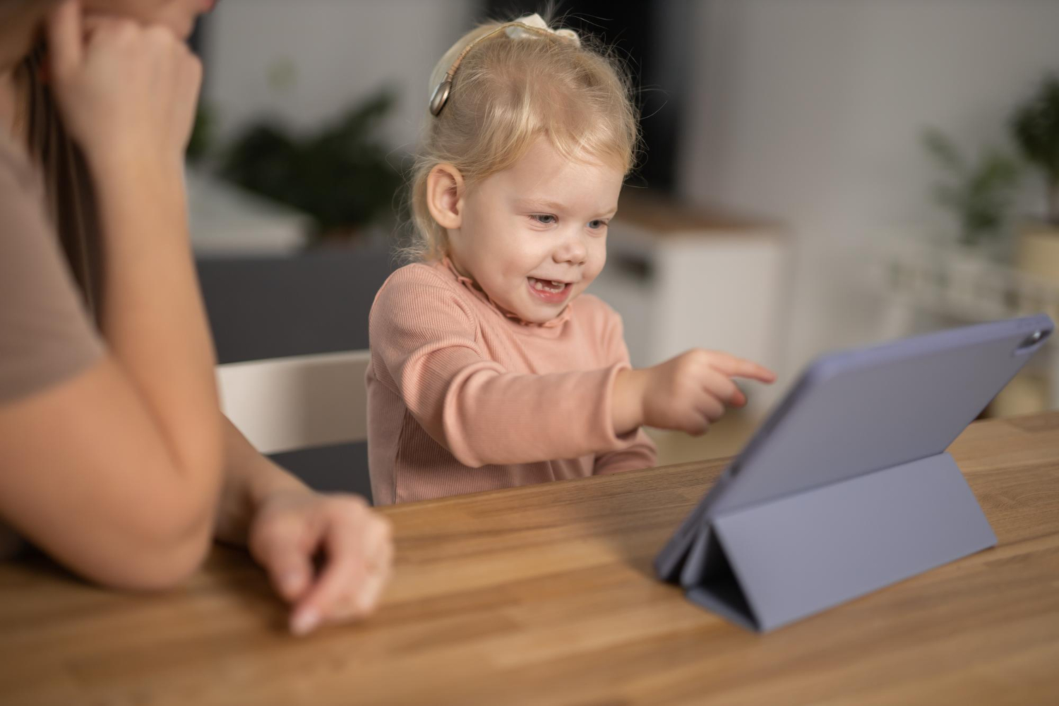 Bambino che impara inglese online