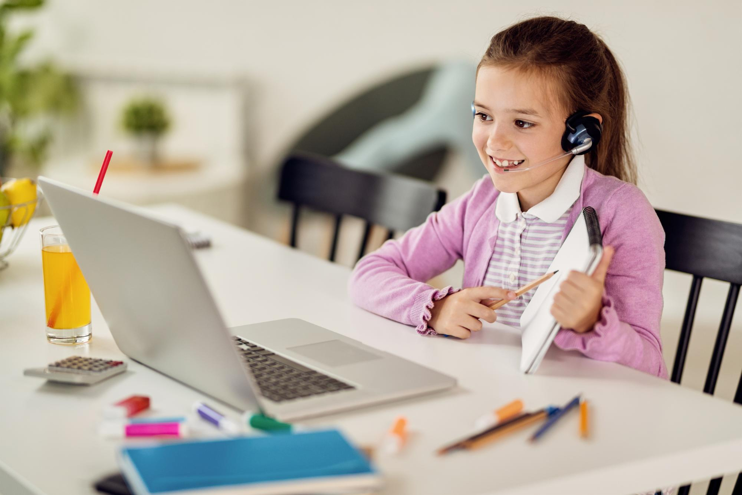 Bambini felici che studiano inglese online