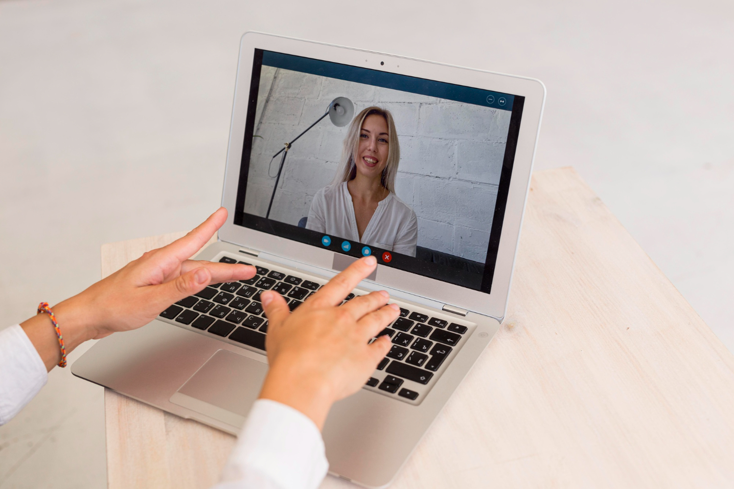 Studente che segue una lezione online da casa