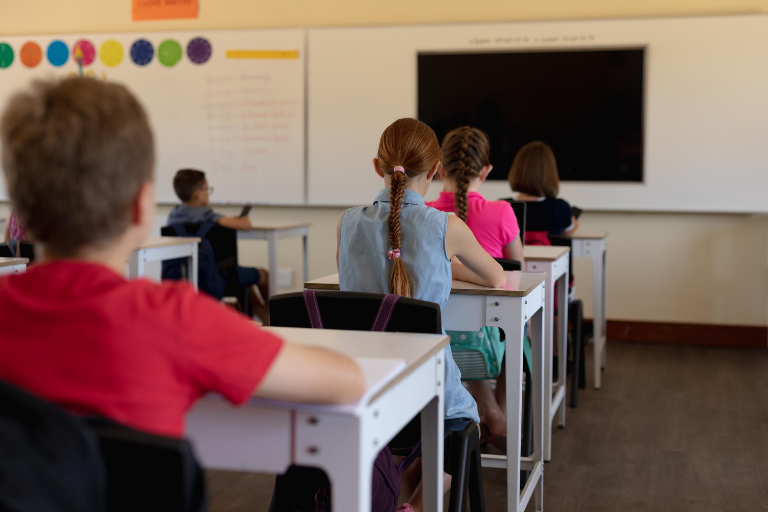 Docente che aiuta gli studenti